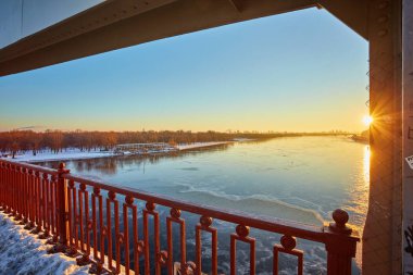 Soğuk sabah nehrin Köprüsü yakınlarında. Kiev