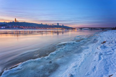Soğuk kış gece cityscape aydınlatılmış binalar Kiev, Ukrayna.