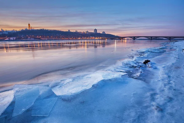 Soğuk kış gece cityscape aydınlatılmış binalar Kiev, Ukrayna.