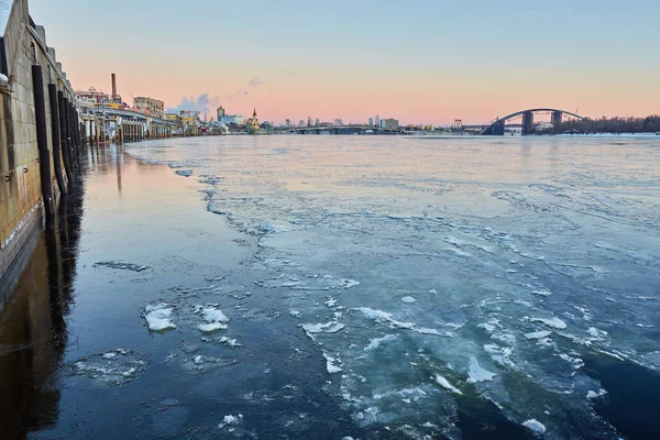 Cidade fria da noite de inverno com edifícios iluminados em Kiev, Ucrânia . — Fotografia de Stock