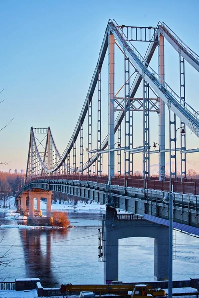 Manhã gelada no rio perto da ponte. Kiev — Fotografia de Stock