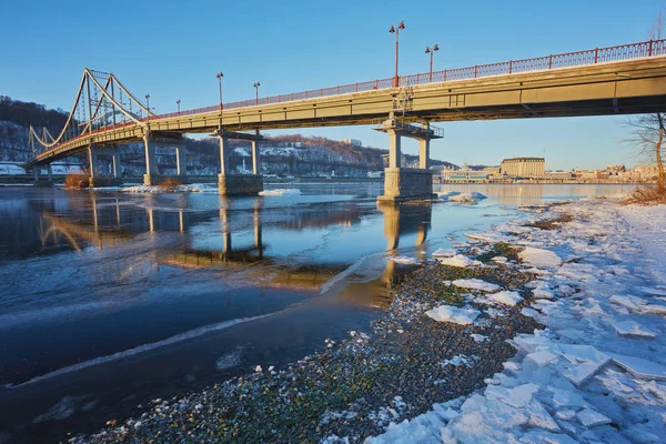 Kvällen att gångbro — Stockfoto