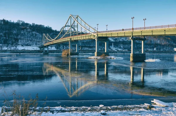 Frostig morgon på floden nära bron. Kiev — Stockfoto