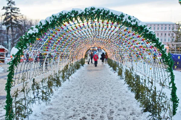 Городской бульвар украшен новогодней подсветкой — стоковое фото