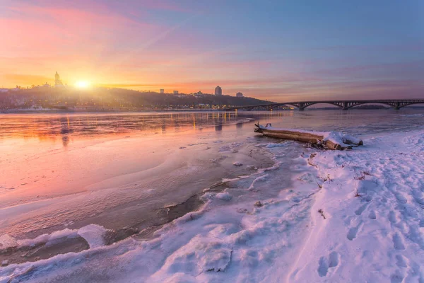 Západ slunce nad řekou Dněpr na zimní — Stock fotografie