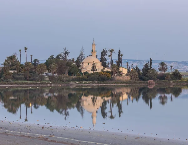 Hala Sultan Tekke o Mezquita de Umm Haram es un santuario musulmán en la orilla oeste de Larnaca — Foto de Stock