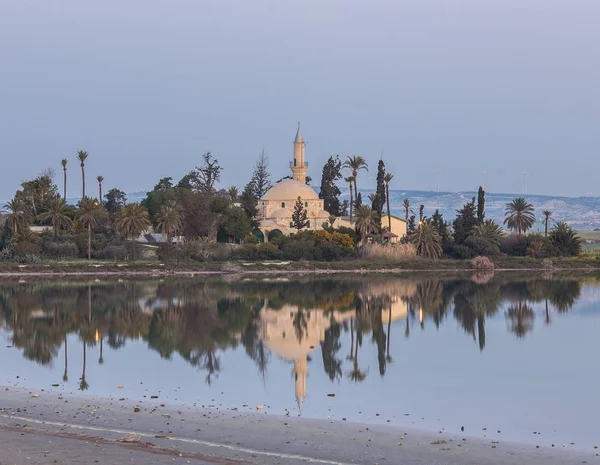 Hala Sultan Tekke veya Camii, um Haram Larnaka Batı kıyısında Müslüman bir tapınak olduğunu