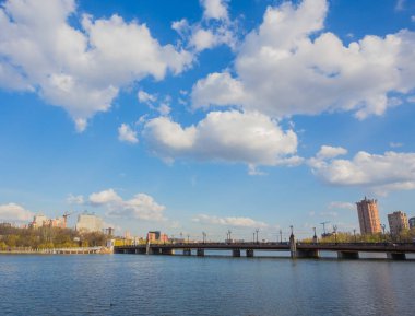 Gece şehir yansıma Nehri üzerinde 