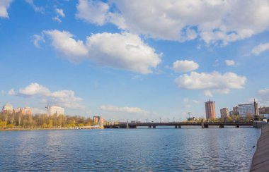 Gece şehir yansıma Nehri üzerinde 