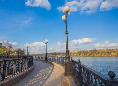 Gece şehir yansıma Nehri üzerinde 