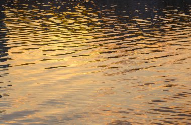 günbatımı yüzey suya resmini 