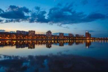 Gece şehir yansıma Nehri üzerinde 