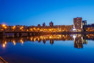 Gece şehir yansıma Nehri üzerinde 