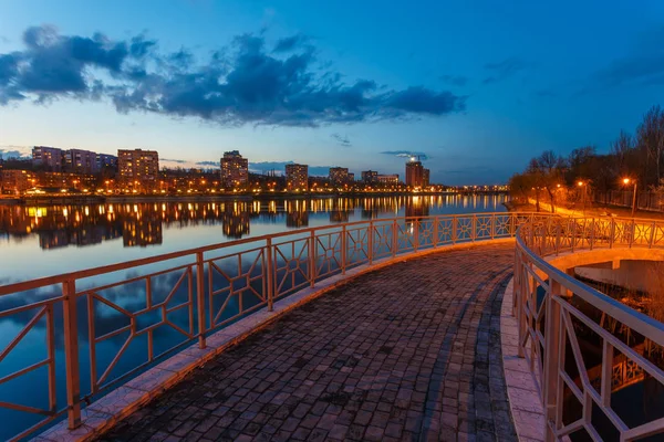 Nacht stad reflectie op de rivier — Stockfoto