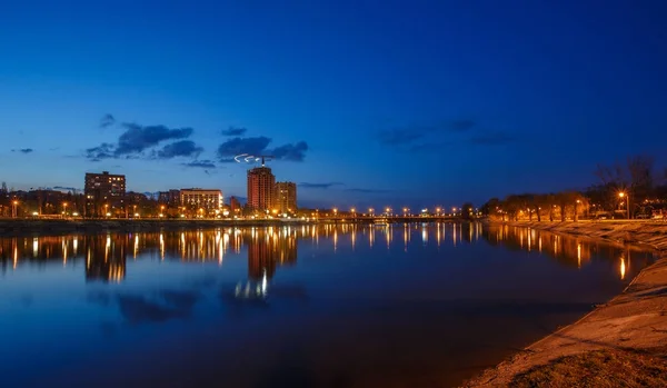 Nachtreflexion der Stadt auf dem Fluss — Stockfoto