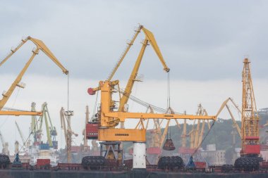 Kaldırma kargo Vinçler, gemi ve deniz Odessa Port, Karadeniz, Ukrayna içinde Tahıl kurutucular.