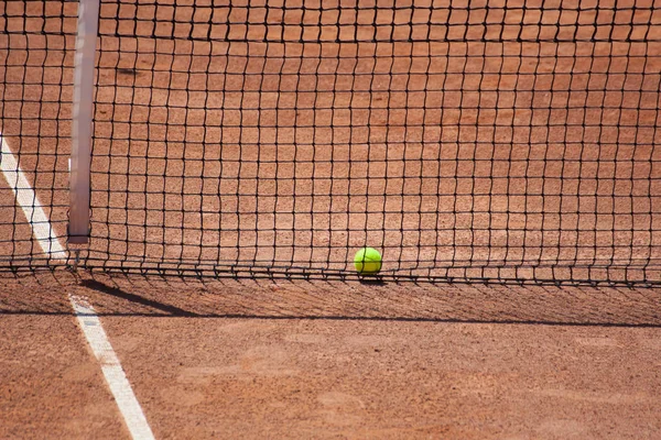 Tennis ball on a tennis court. — Stock Photo, Image