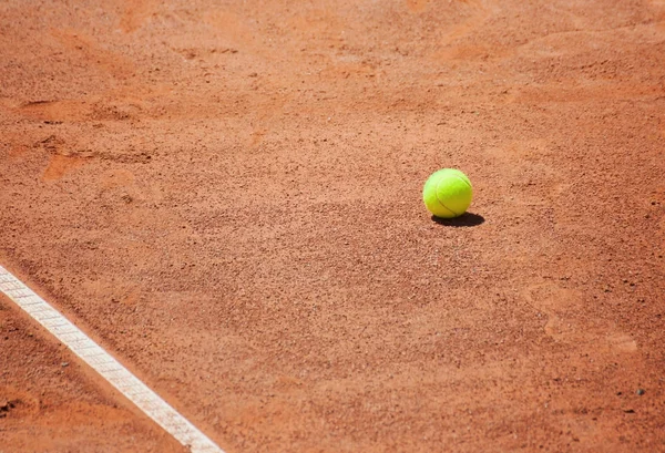 Tenisový míček na tenisovém kurtu. — Stock fotografie
