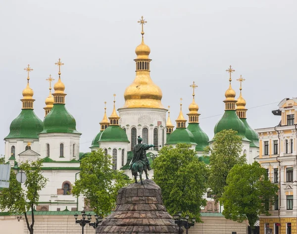 Исторический памятник знаменитого украинского гетмана Богдана Хмельницкого на Софийской площади в Киеве, Украина — стоковое фото