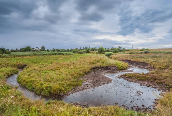 Paisagem com montanhas, floresta e um rio em frente — Fotografia de Stock