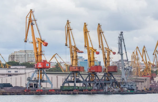 Lyft av styckegodskranar, fartyg och för spannmål i havet Port av Odessa, Svarta havet, Ukraina. — Stockfoto