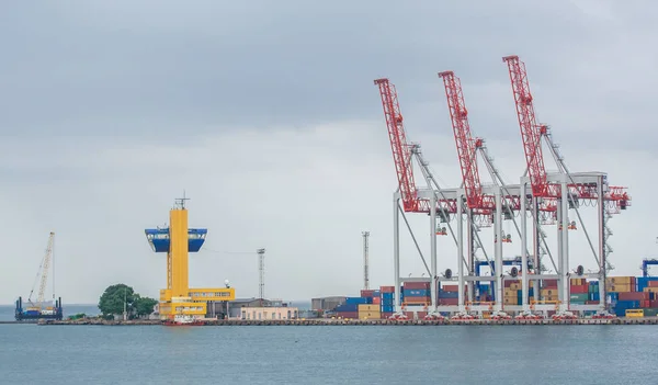 Elevação de guindastes de carga, navios e secador de grãos em Sea Port of Odessa, Mar Negro, Ucrânia . — Fotografia de Stock