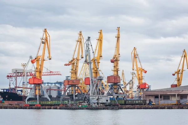 Lifting cargo cranes, ships and grain dryer in Sea Port of Odess — Stock Photo, Image