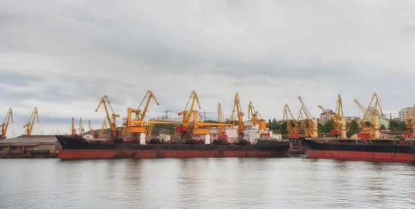 Elevação de guindastes de carga, navios e secador de grãos no porto marítimo de Odess — Fotografia de Stock
