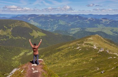 Üstünde tepe-in rock bulutlar arka planda duran adam.
