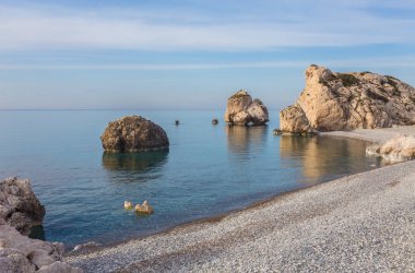 Aphrodite Beach güneşli bir günde. Kıbrıs.