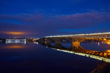 akşam Kiev metro Köprüsü