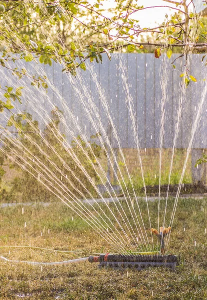 Dispositivo de jardín de riego. Sistema de riego - técnica de riego en el jardín . — Foto de Stock