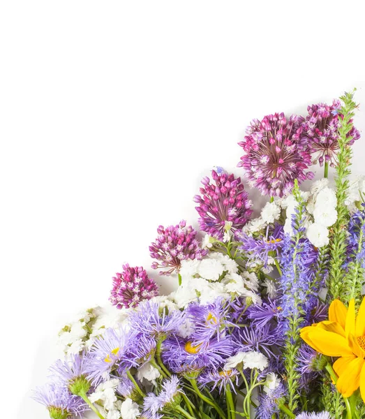 Ramo de flores silvestres secas sobre fondo de mesa blanco — Foto de Stock