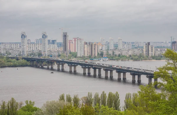 Vista aerea dall'alto del ponte di Paton e del fiume Dnieper dall'alto, città di Kiev — Foto Stock