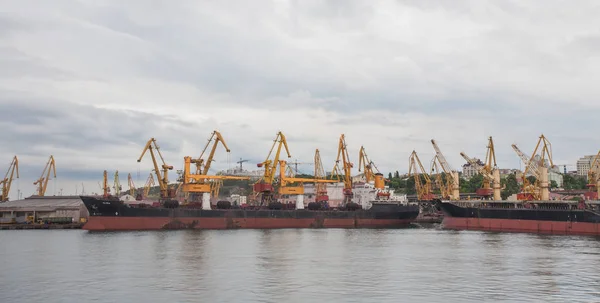 Lyft av styckegodskranar, fartyg och för spannmål i havet Port av Odessa, Svarta havet, Ukraina. — Stockfoto