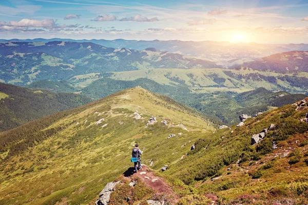 Hombre de pie sobre la roca en el fondo de las nubes . — Foto de Stock