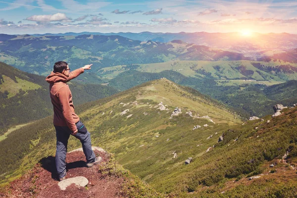 Caminante de pie en un borde de acantilados. La cima de la montaña . — Foto de Stock