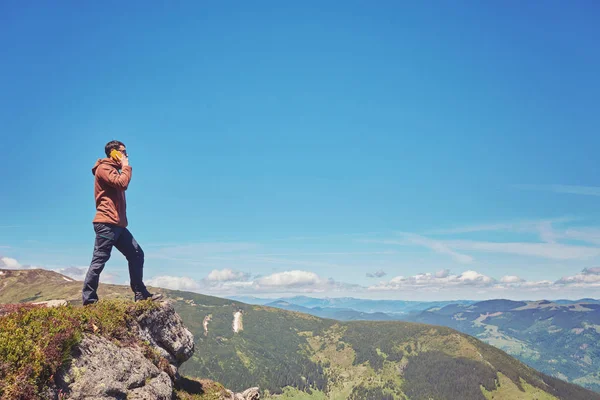 Turista un selfie toma en pico sobre valle de montaña con sunri — Foto de Stock