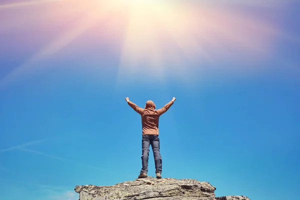 Hiker standing on a cliffs edge. The top of the mountain. — Stock Photo, Image