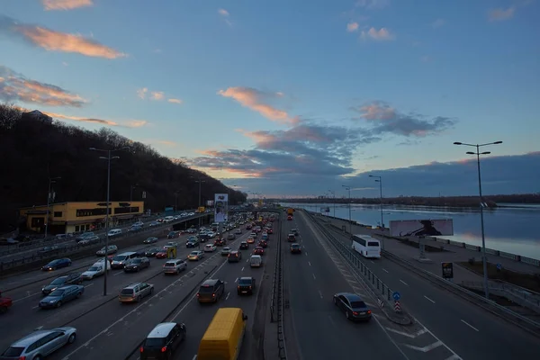 Motion picture in Kiev at night in the sunset. Kind of traffic o — Stock Photo, Image