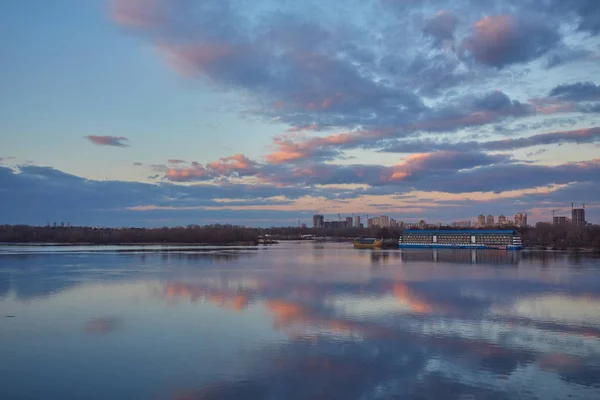 夕暮れ時のドニエプル川 — ストック写真