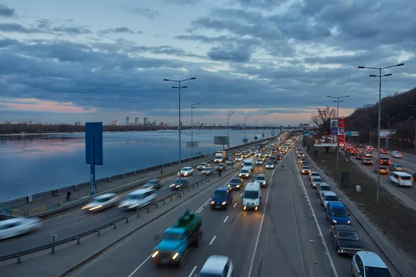 Motion picture in Kiev at night in the sunset. Kind of traffic o — Stock Photo, Image