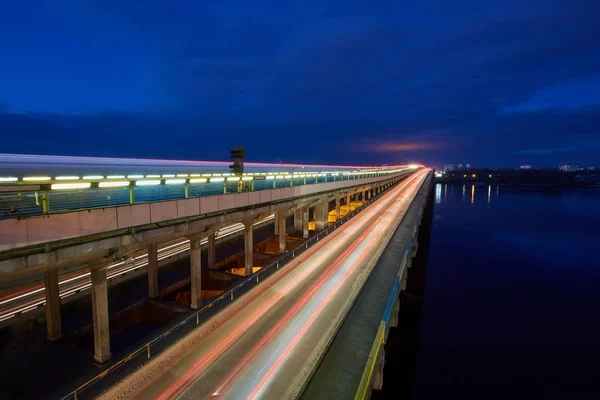 Ponte della metropolitana di Kiev la sera — Foto Stock