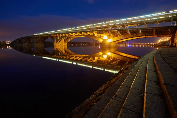 Kyiv U-Bahn-Brücke am Abend — Stockfoto
