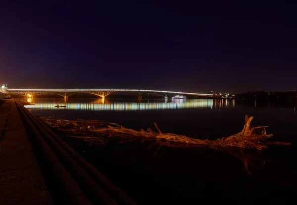 Ponte della metropolitana di Kiev la sera — Foto Stock