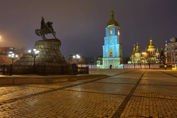 Paisaje vespertino de verano de la plaza de Sofía con Bohdan Khmelnytsky estatua monumento —  Fotos de Stock