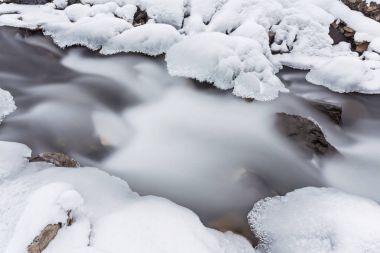 kış zamanında dağ Nehri
