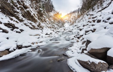 kış zamanında dağ Nehri