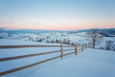 Dağlardaki güzel kış manzarası.