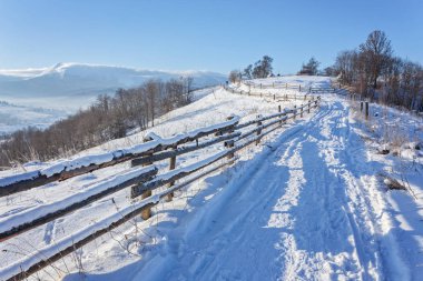 Kış manzarası. karla kaplı yol